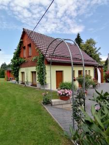 una casa con una puerta delante de un patio en Schaffrath´s - Ferienhaus, en Hohnstein