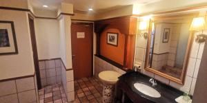 La salle de bains est pourvue d'un lavabo et de toilettes. dans l'établissement Water Chalet or Premium Tower Seaview Port Dickson , Private Room, à Port Dickson