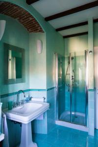 y baño con lavabo y ducha. en In Palazzo Storico tra Firenze Bologna e Ravenna, en Marradi