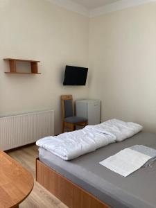 a room with a bed and a table and a chair at Rybitwa Karwia in Karwia
