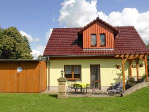 una casa amarilla con techo rojo en Schaffrath´s - Ferienhaus, en Hohnstein