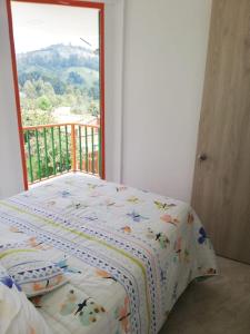 1 dormitorio con 1 cama y balcón con vistas. en Casabella Salento familias, en Salento
