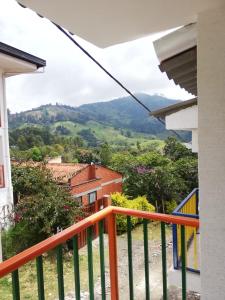 una vista desde el balcón de una casa en Casabella Salento familias en Salento