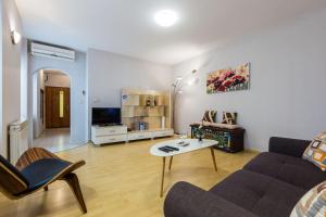 salon z kanapą i stołem w obiekcie Quattro Cantoni Apartments w mieście Zadar