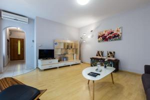 salon z kanapą i stołem w obiekcie Quattro Cantoni Apartments w mieście Zadar