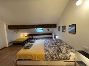 una camera con un grande letto di Accanto alla piazza a Bologna