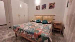 ein Schlafzimmer mit einem Bett mit einer bunten Bettdecke in der Unterkunft La Casa sul Corso e la Casa sui tetti in Città Sant'Angelo