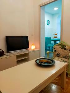 uma sala de estar com uma televisão e uma mesa em LA CASA DEL SOL em Pego