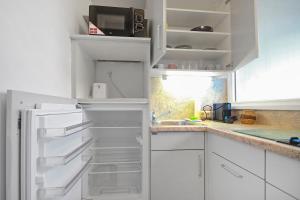 A kitchen or kitchenette at Eddy's Rest & Relax - Munich East