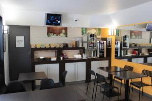 Reštaurácia alebo iné gastronomické zariadenie v ubytovaní Class'eco Liège