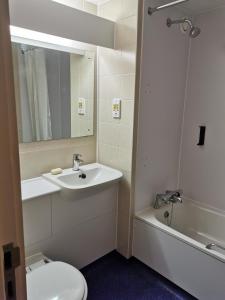 ห้องน้ำของ Thurrock Hotel M25 Services