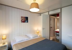 Saint-Martin-dʼArrossaDomaine Chalets Larlapean的一间小卧室,配有床和灯 更多37张照片