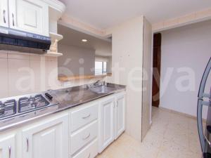 uma cozinha branca com um lavatório e um fogão em Apartamento 1 Alcoba en Altamar 703 Cartagena em Cartagena das Índias