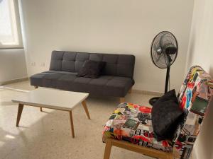 uma sala de estar com um sofá e uma mesa em Apartamento 1 Alcoba en Altamar 703 Cartagena em Cartagena das Índias