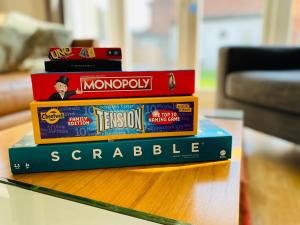 een stapel boeken bovenop een tafel bij Mayors House Ideal for Groups & Business in Peterborough