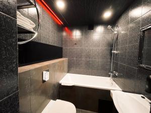 Koupelna v ubytování Biplan Hotel