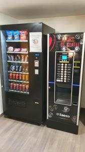 uma máquina automática de café Starbucks ao lado de um frigorífico em Class'eco Liège em Liège