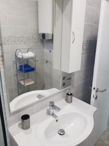 a bathroom with a sink and a bath tub at Apartman Milo - Zadar in Zadar
