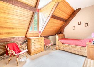 - une chambre avec un lit, un bureau et des chaises dans l'établissement Nunki YourHostHelper, à Tourville-sur-Odon