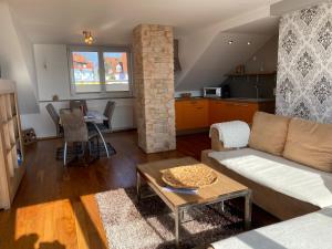 ein Wohnzimmer mit Sofa und Tisch in der Unterkunft Feriendomizil Hehl in Stetten + 112 Fotos