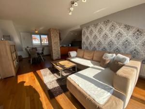 ein Wohnzimmer mit Sofa und Tisch in der Unterkunft Feriendomizil Hehl in Stetten