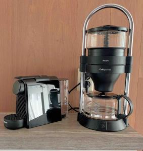 a black blender sitting on a table next to a toaster at Luxe 8 persoons ‘Golfvillatexel’ vlakbij zee in De Cocksdorp