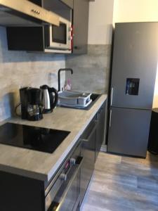 Una cocina o zona de cocina en Studio les mélèzes vue montagne Barcelonnette