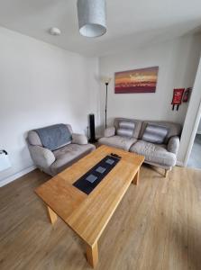 - un salon avec un canapé et une table basse dans l'établissement 4a Smart Apartments, à Newark-on-Trent