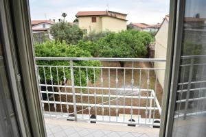 una ventana con vistas a un balcón en B&B Da Zio Peppe en Cirella