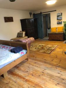 1 dormitorio con 2 camas y suelo de madera en פינה קסומה בהר en Lotem