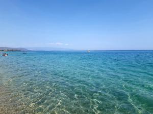 un gran cuerpo de agua con una playa en Freedom Village en Soverato Marina