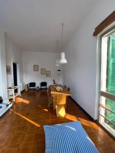 a living room with a table and a dining room at Aurea Bonassola in Bonassola