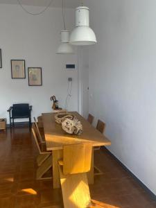 uma sala de jantar com uma mesa de madeira e cadeiras em Aurea Bonassola em Bonassola
