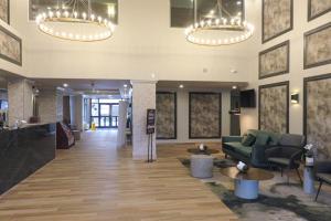 eine Lobby eines Hotels mit Sofas und Tischen in der Unterkunft Sandman Hotel Vancouver Airport in Richmond