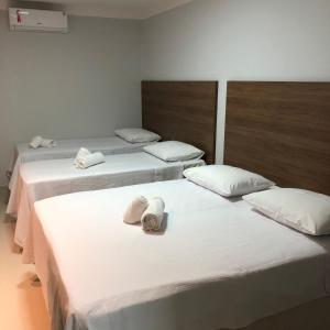 Postel nebo postele na pokoji v ubytování KK Palace Hotel