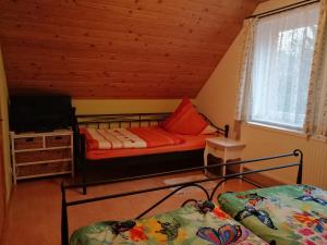 - une chambre avec 2 lits superposés et une télévision dans l'établissement Schaffrath´s - Ferienhaus, à Hohnstein