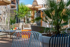 a patio with chairs and a table with a plant at Mercure Toulouse Centre Saint-Georges in Toulouse