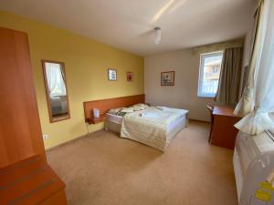 - une chambre avec un lit, un bureau et une fenêtre dans l'établissement Bernadett Villa Apartman 2, à Bük