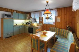 cocina con mesa y comedor en Domizil Aschbergblick en Klingenthal