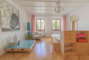 ein Schlafzimmer mit einem Bett, einem Tisch und einem Stuhl in der Unterkunft Appartement de vacances Un ange passe à Porrentruy in Pruntrut