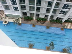 een zwembad voor een gebouw bij Studio - Gleneagles, KLCC, Pavillion, Intermark in Kuala Lumpur