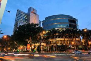 een stad met een gebouw en een straat met auto's bij Studio - Gleneagles, KLCC, Pavillion, Intermark in Kuala Lumpur