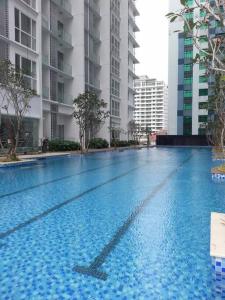 een leeg zwembad in een stad met hoge gebouwen bij Studio - Gleneagles, KLCC, Pavillion, Intermark in Kuala Lumpur