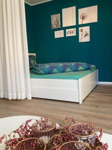 Ein Bett oder Betten in einem Zimmer der Unterkunft FEWO "Rabennest " Gemütliche Wohnung nahe Rabensteinklinikum - kein separates Schlafzimmer, Studiowohnung