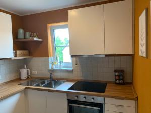 Küche/Küchenzeile in der Unterkunft FEWO "Rabennest " Gemütliche Wohnung nahe Rabensteinklinikum - kein separates Schlafzimmer, Studiowohnung