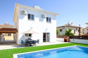Πισίνα στο ή κοντά στο Voroklini Villa with Pool +3 φωτογραφίες