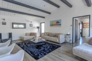 Posezení v ubytování Villa Lizelya + 28 fotografií