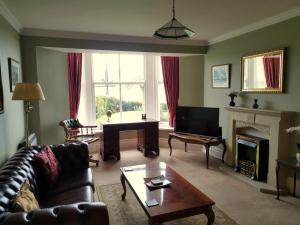 uma sala de estar com um sofá e uma mesa em Crown Hill, Grange over Sands em Grange Over Sands