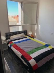 Кровать или кровати в номере Port Brescou, T3 en duplex climatisé, superbe vue sur le port