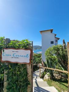 um sinal para um jardim de hóspedes em frente a um edifício em Casa Corazul em Arraial do Cabo